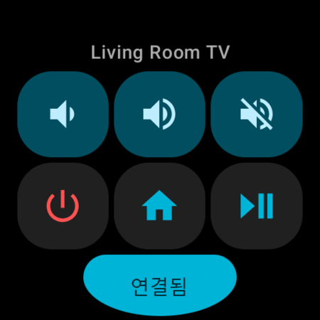 Android TV용 Wear OS 빠른 작업 타일 — 음량 −, 음량 +, 음소거, 전원, 홈, 재생/일시정지 버튼과 ‘연결됨’ 상태, TV 이름 표시