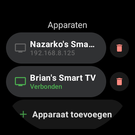 Lijst ‘Apparaten’ van TV Remote op een Wear OS-horloge met twee gekoppelde Android TV’s – de ene groen als verbonden, de andere opgeslagen via het IP-adres – en een regel ‘Apparaat toevoegen’