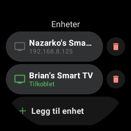 Listen Enheter i TV Remote på en Wear OS-klokke med to Android TV-er som er paret – én tilkoblet i grønt, én lagret med IP-adressen sin – og raden Legg til enhet