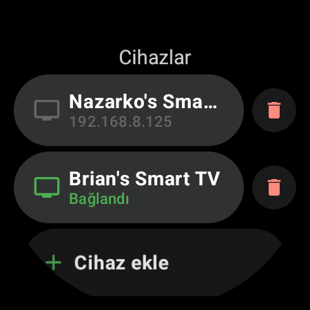 Wear OS saatte TV Remote Cihazlar listesi: eşleştirilmiş iki Android TV — biri yeşil renkte bağlı, diğeri IP adresiyle kayıtlı — ve bir Cihaz ekle satırı