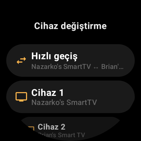 İki Android TV arasında geçiş yapan Hızlı geçiş ile Cihaz 1 ve Cihaz 2 yuvalarını gösteren Cihaz değiştirme ekranı